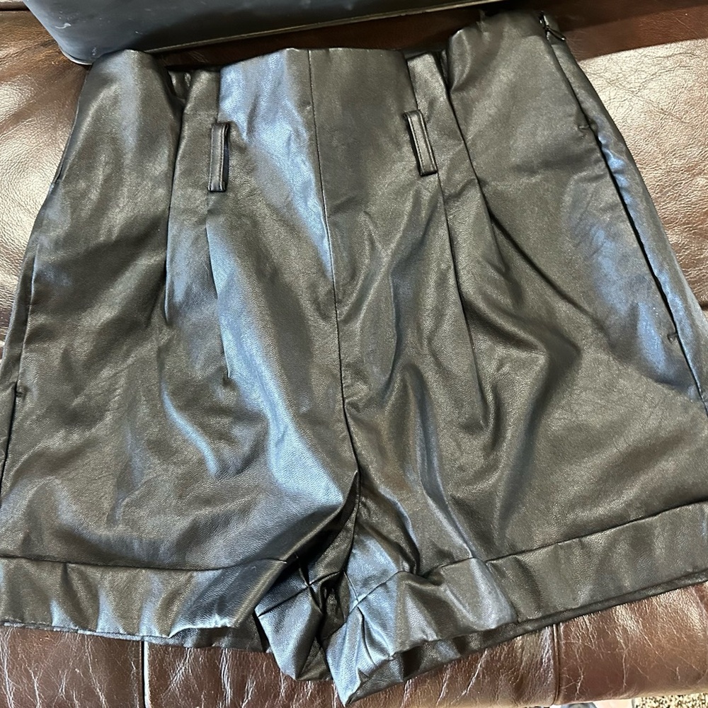 Express Shortie Extreme High Rise- Size 6. Black leather look and feel